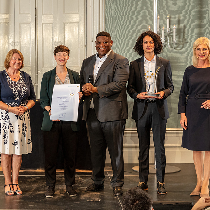 Staatsministerin Scharf und die Ehrenamtbeauftragte Eva Gottstein mit den Preisträgern des Projektes „Sport gestaltet Vielfalt“
